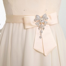 Arco y accesorios para un vestido de novia.