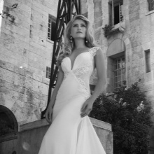 Davido Hasbani vestuvinė suknelė su nėrinių akcentais