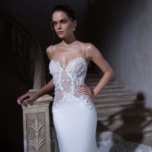 candido abito da sposa con un corsetto trasparente