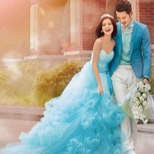 Vestido de noiva azul com roupa de noivo