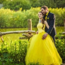 Gaun kuning perkahwinan dengan pakaian pengantin lelaki
