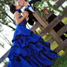 فستان زفاف باللون الأزرق مع ملابس العريس