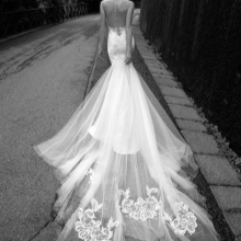 Robe de mariée avec un train et de la dentelle 2016 d'Alessandra Rinaudo