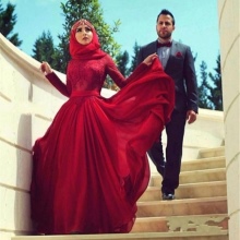 فستان زفاف أحمر مسلم