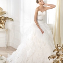 Gaun pengantin dengan tali pinggang dari koleksi DREAMS oleh Pronovias