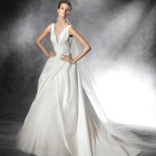 Vestuvinė suknelė „Pronovias“ su žemu kaklu