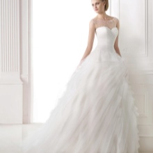 Daugiasluoksnė vestuvinė suknelė „Pronovias“