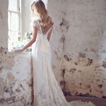 فستان زفاف آنا كامبل باللآلئ