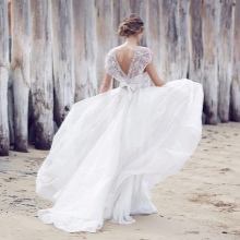Gaun pengantin dari koleksi Perkahwinan Terkini oleh Anna Campbell