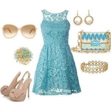 Accesorios beige para un vestido azul