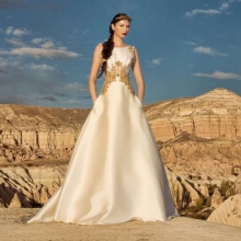 Сватбена рокля с бродерия от злато Tulipia