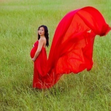 Червена дълга рокля с влак за бременни жени
