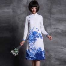 Valkoinen kiinalainen mekko, jossa sininen painatus