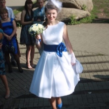 Gaun pengantin dengan tali pinggang biru