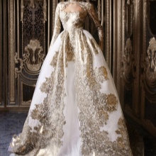 Барокова сватбена рокля със златна апликация