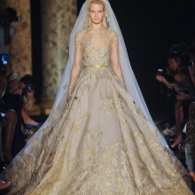 Baroko stiliaus vestuvinė suknelė su aukso siuvinėjimais