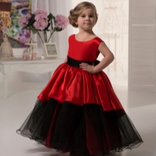 Elegante vestido para la niña de 4-5 años magnífica en un piso