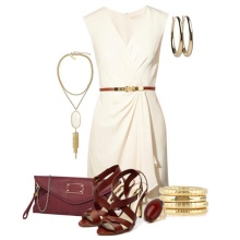 Gullsmykker til en hvit kort kjole