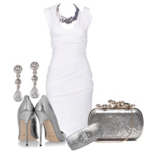Kısa beyaz bir elbise için gümüş takılar