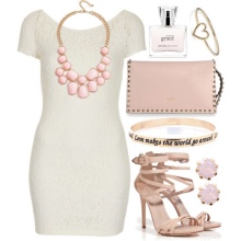 Joyas rosadas a un vestido corto blanco