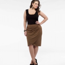 hnedá sukňa s ceruzkou pre ženy s nadváhou