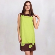 فستان أخضر فاتح مع لمسات من اللون البني