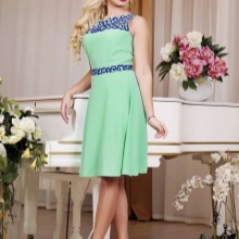 שמלה ירוקה בהירה עם תחרה כחולה