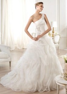 Wedding dress long and magnificent