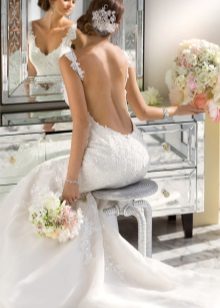 Pjūvis žemiau juosmens - labai žemo kirpimo vestuvinė suknelė