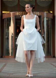 Къса сватбена рокля с деколте