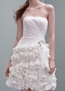 Gaun pengantin dengan ruffles yang canggih