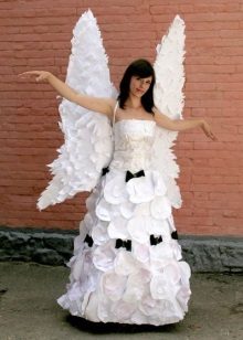 Vestido largo de novia hecho de papel