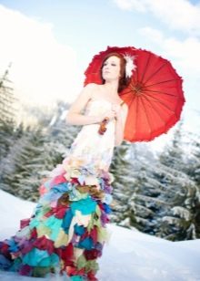 Vestido de noiva com pedaços de tecido multicoloridos