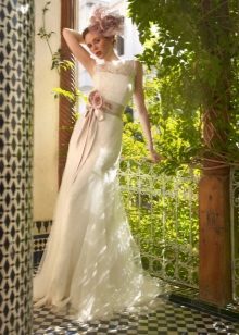 Права дантелена сватбена рокля