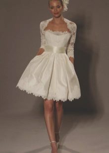 Bolero calado a un vestido de novia corto