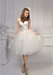 Gaun pengantin pendek dengan skirt renda