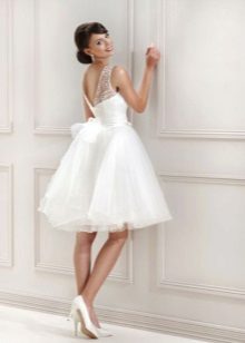 Gaun pengantin pendek dengan korset renda