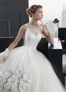 Великолепна сватбена рокля и къси ръкавици