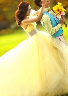 gul bröllopsklänning