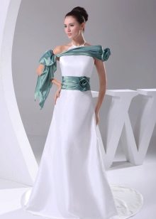 Fehér esküvői ruha, zöld díszítéssel