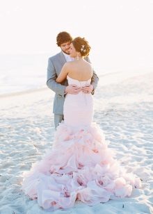 Розова плажна сватбена рокля