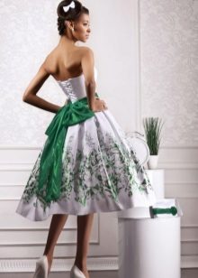 Бяла къса сватбена рокля със зелени акценти