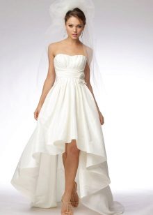 Vestido de novia con pliegues verticales