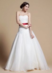 А-линия сватбена рокля с колан