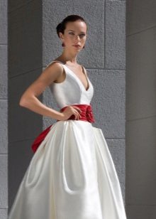 Um vestido de noiva inchado com uma fita decorada com um laço