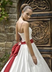 Un magnífico vestido de novia con un lazo en la espalda.