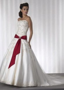 Сватбена рокля с червена панделка на бедрата
