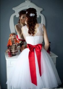 Червен лък до къса сватбена рокля