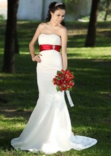 Сватбена рокля с червен широк колан