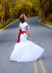 Къса сватбена рокля с бордо колан